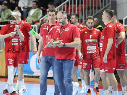 Tatab�ny�n folytatjuk 