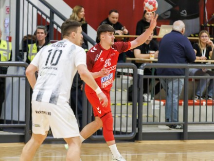 Fiatal jobb�tl�v� �rkezik 