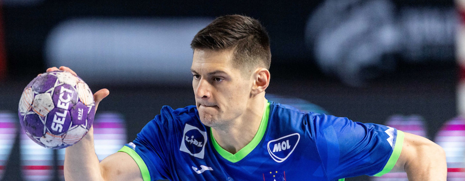 Szlov�n v�logatott �rkezik 