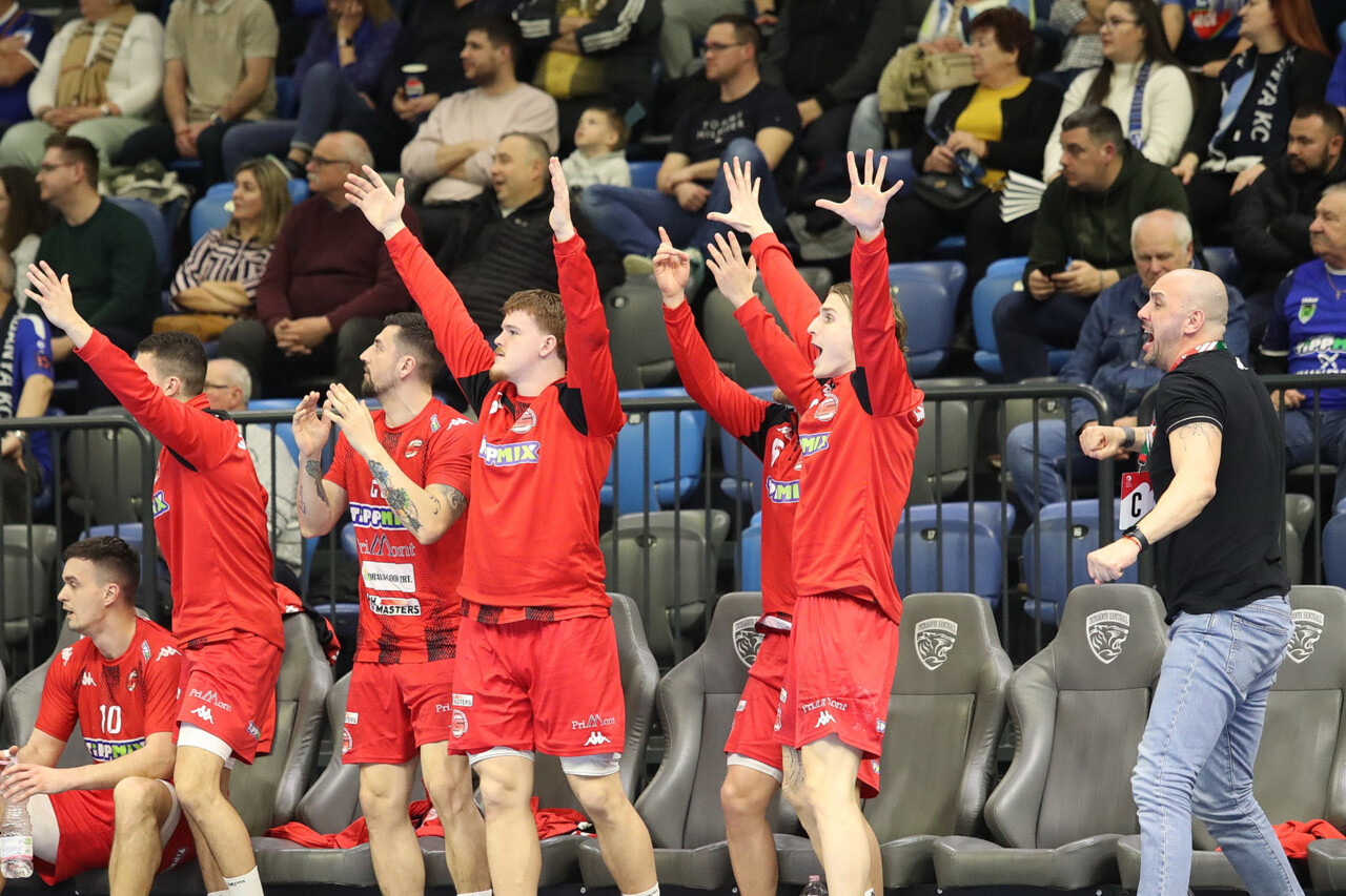 Az akadémistákhoz utazunk Az akadémistákhoz utazunk