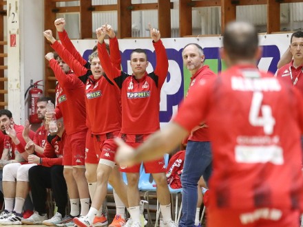 A Gyöngyös ellen zárunk A Gyöngyös ellen zárunk