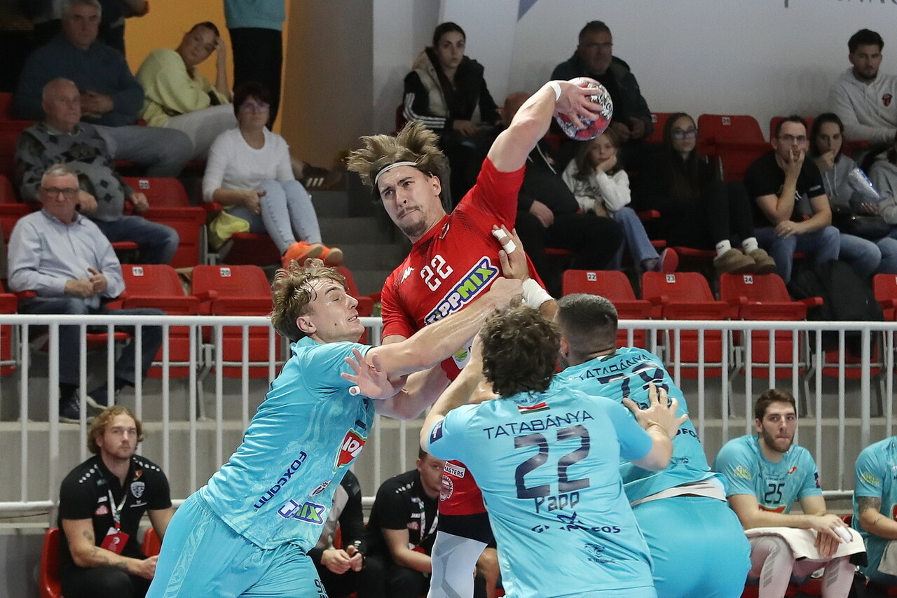 T�bb volt benne
