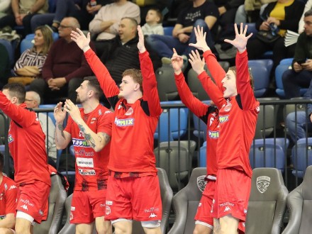 Az akad�mist�khoz utazunk