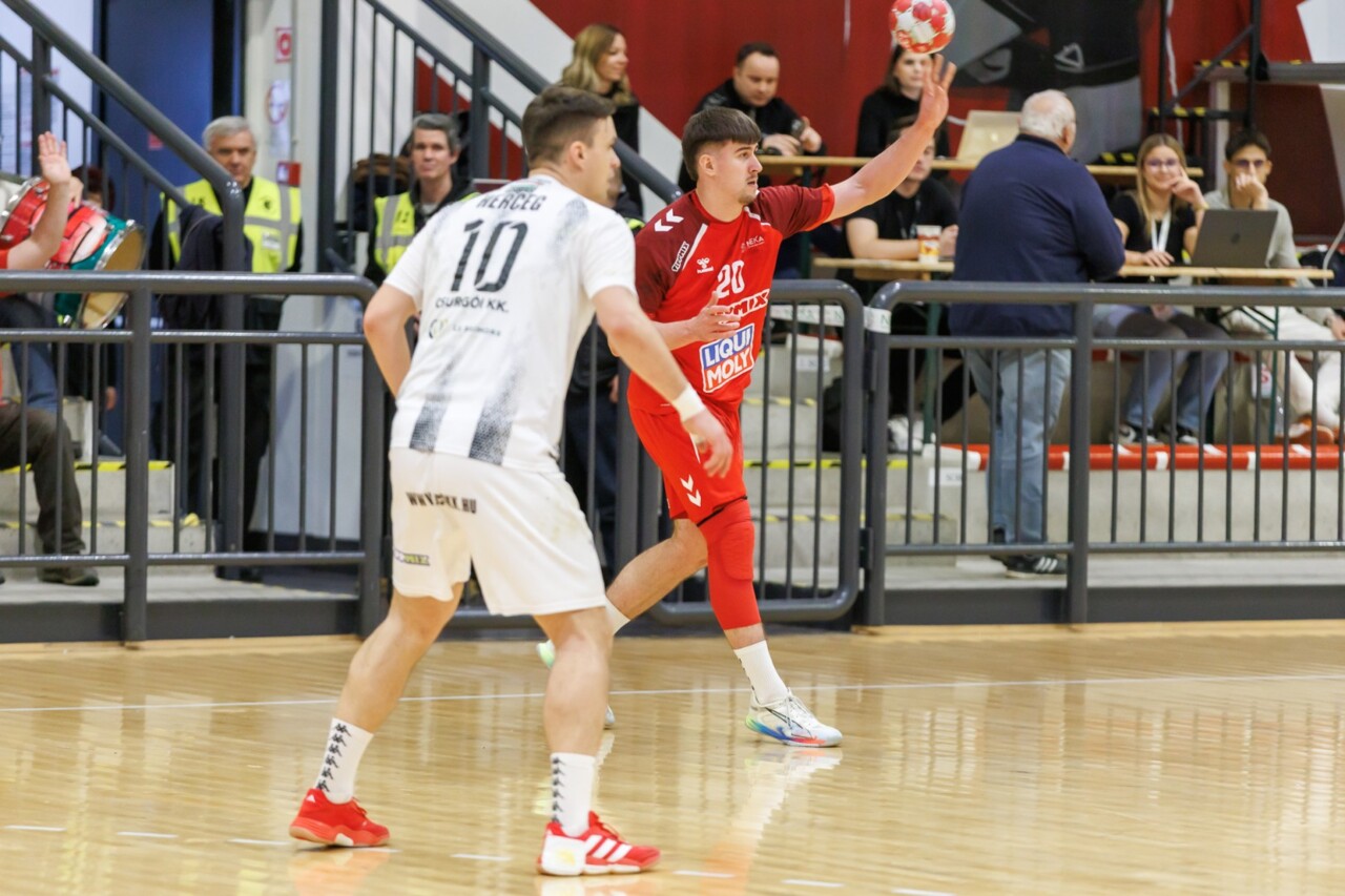 Fiatal jobbátlövő érkezik Fiatal jobbátlövő érkezik