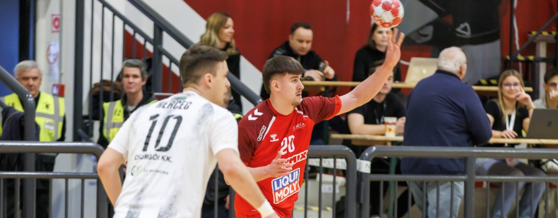 Fiatal jobb�tl�v� �rkezik 